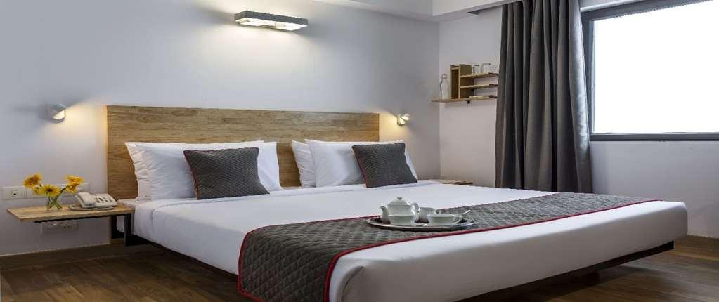 Oyo Townhouse 5 Jubilee Hills Hotel Hyderabad Room photo